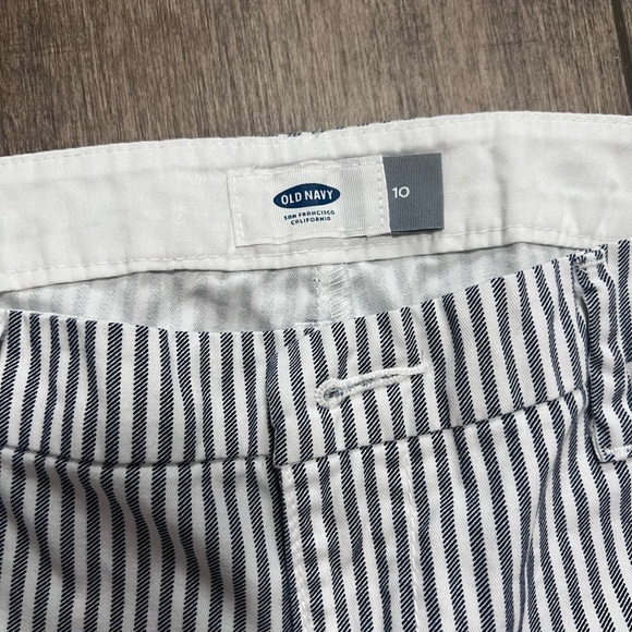 Old Navy Gray and White Bermuda low waist Shorts 10 - Picture 2 of 6